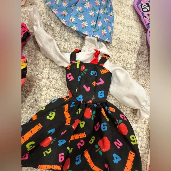 More Barbie clothes! Velvet hooded cape, hangers, scuba suit, vintage dresses.. - Picture 10 of 16